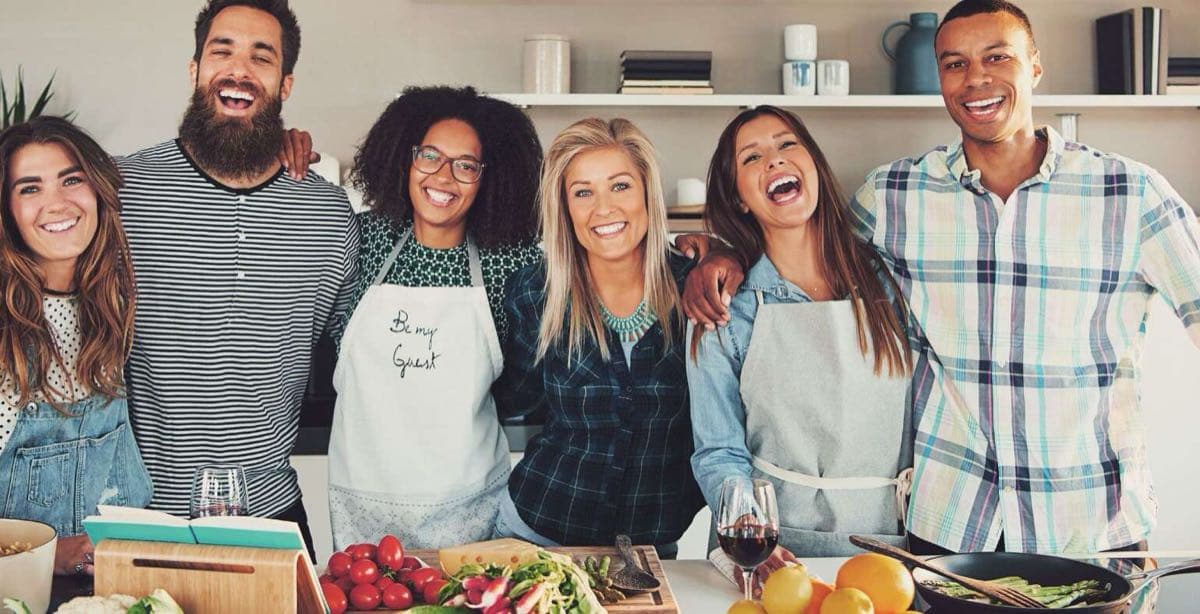 Amigos aproveitando uma competição de jantar